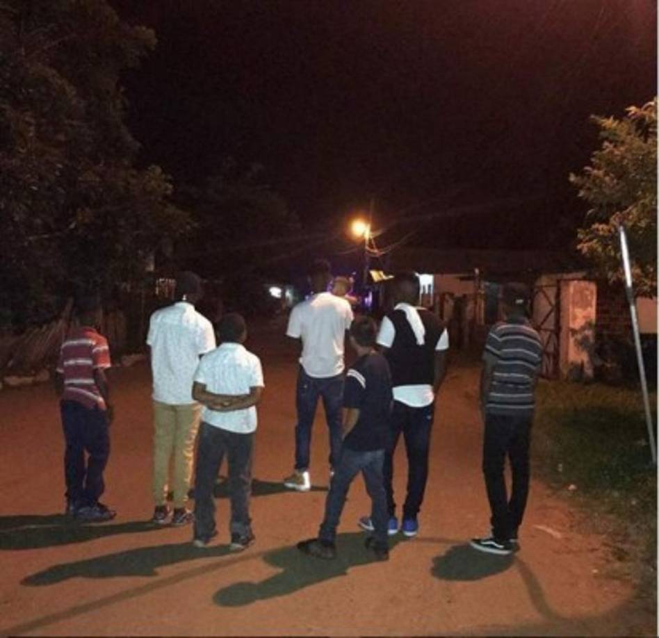 Romell Quioto compartió en sus redes sociales esta imagen en la que aparece con su hijo en brazos y otros jóvenes en Río Esteban, Colón.