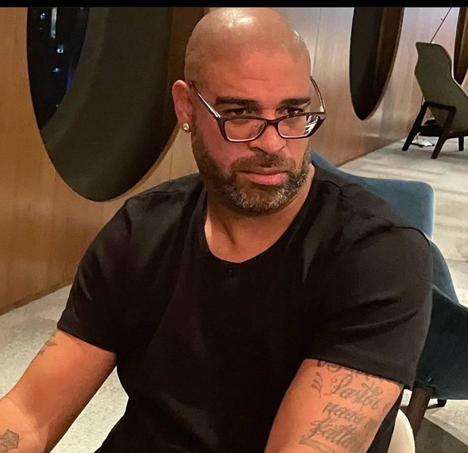 Adriano procede de orígenes humildes en su país y lo cierto es que tras colgar las botas está siendo noticia por sus malos hábitos. 