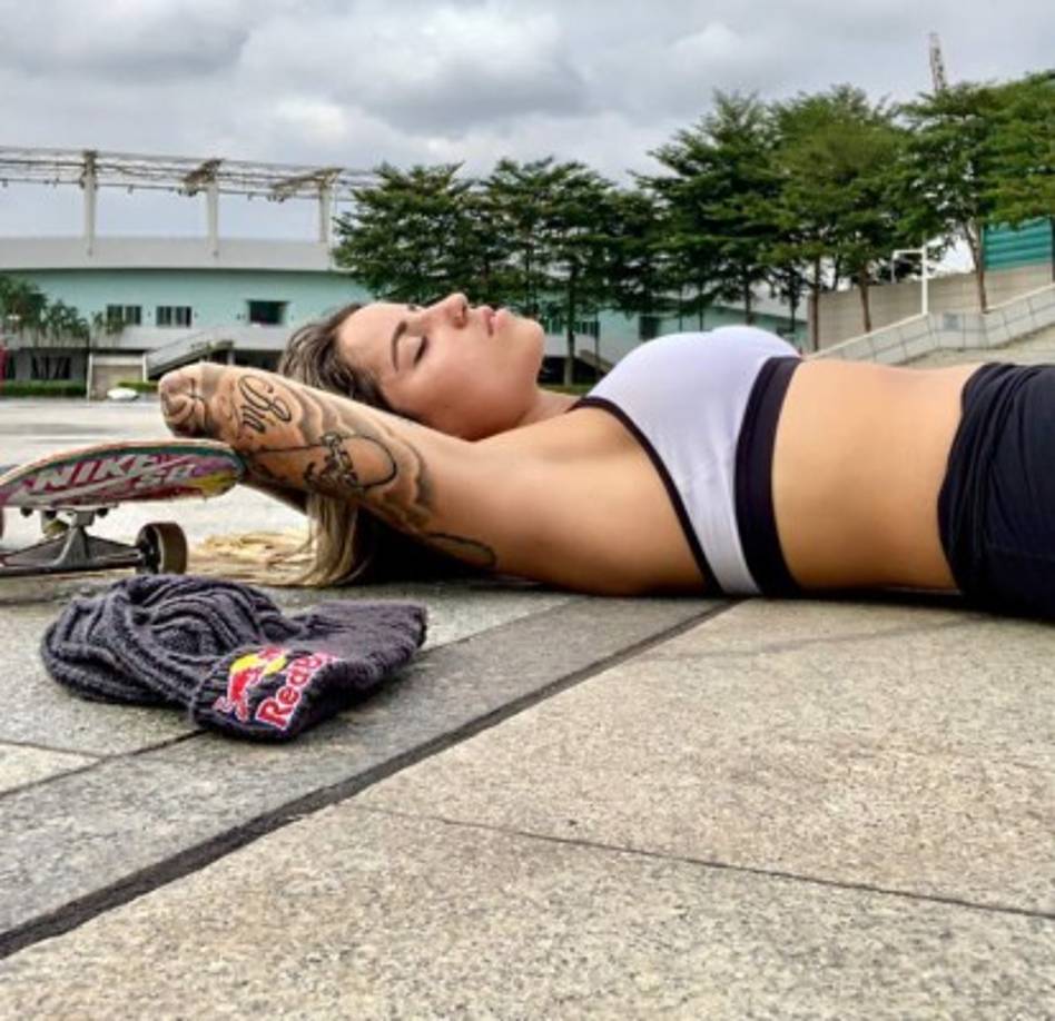 La novia de Neymar es amante de los tatuajes.