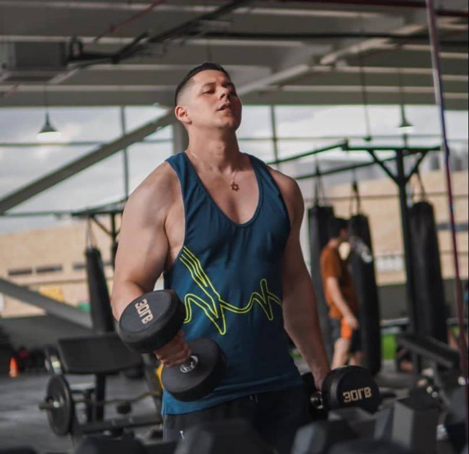 Su carisma y atractivo físico lo han convertido en uno de los favoritos del show. 