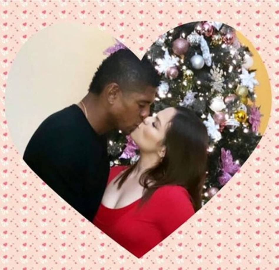 Carlo Costly, delantero hondureño del Marathón, declaró su amor a su esposa Tita Torres, que tampoco se quedó atrás. 'Por siempre y para siempre el amor de mi vida. @carlocostly31 Te amo con todo mi ser', escribió.