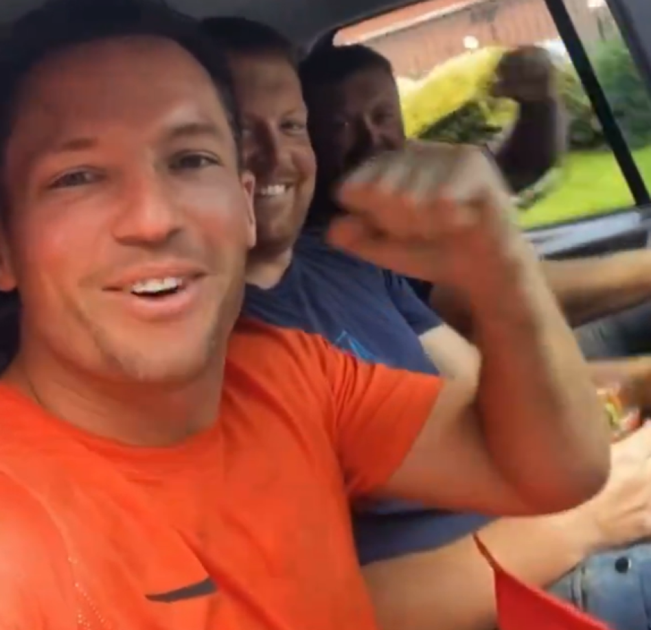 También subió un video donde sale viajando en un auto con sus compañeros rumbo al trabajo. Algunos lo criticaron y le dijeron que había “tocado fondo” o que no supo ahorrar dinero durante su carrera.