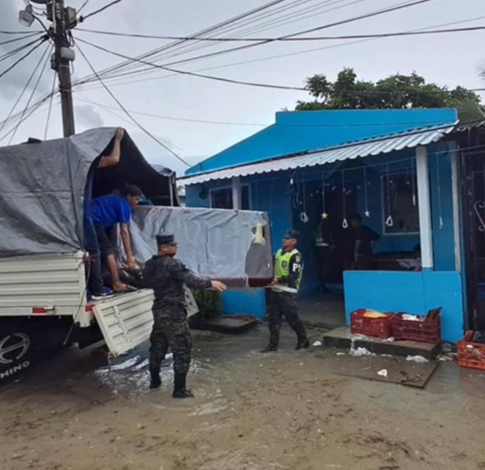 Los militares evacuando a familias en zonas vulnerables. 
