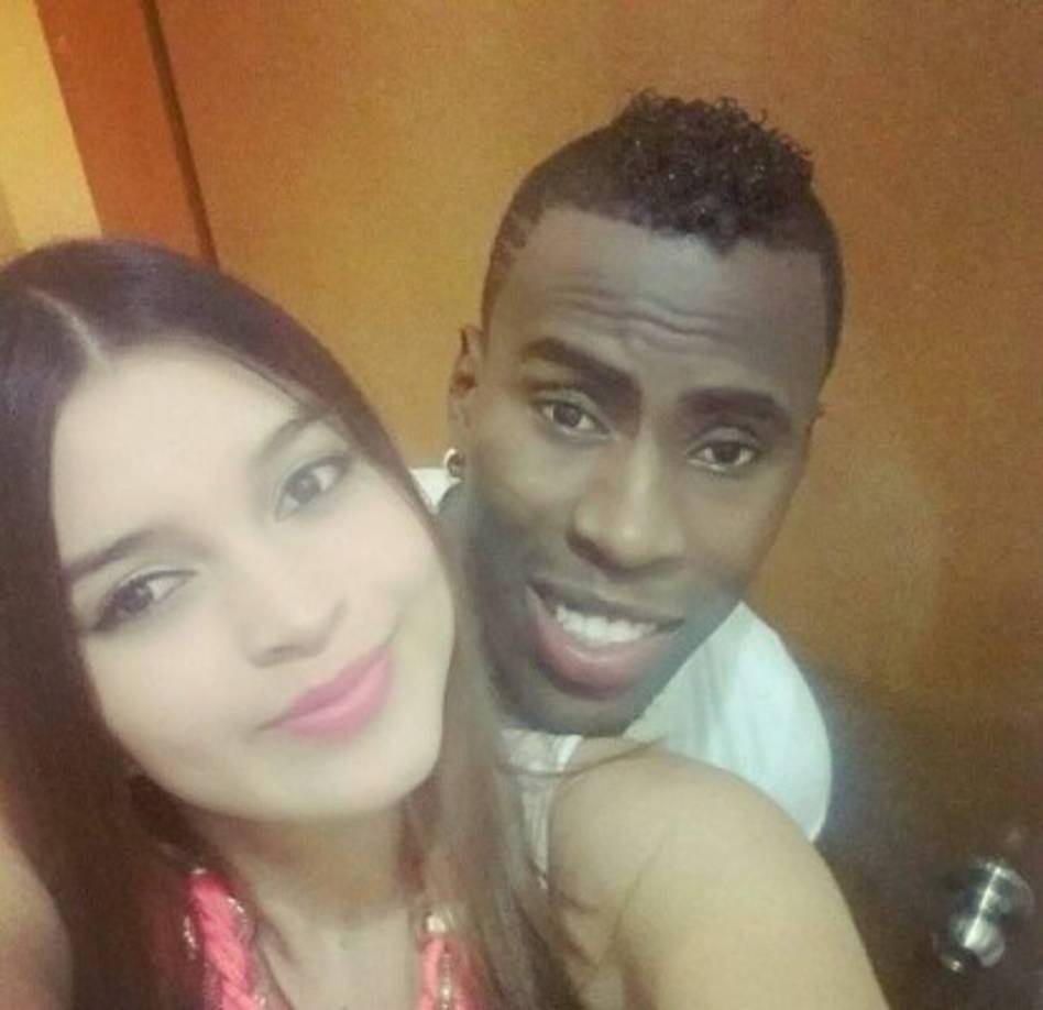 'Los dos tenemos un amigo en común, Riascos no sabia q el era amigo mio, y mi amigo comentó unas fotos mías y el logró ve, luedo pidió mi número', puntualizó ella en referencia a la manera en que comenzó todo.