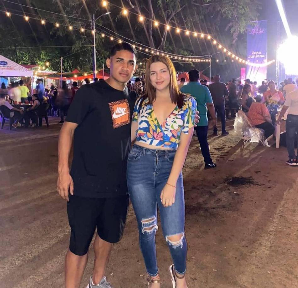 El delantero Ronald Aceituno junto a su adorada novia Alexandra Martel. 