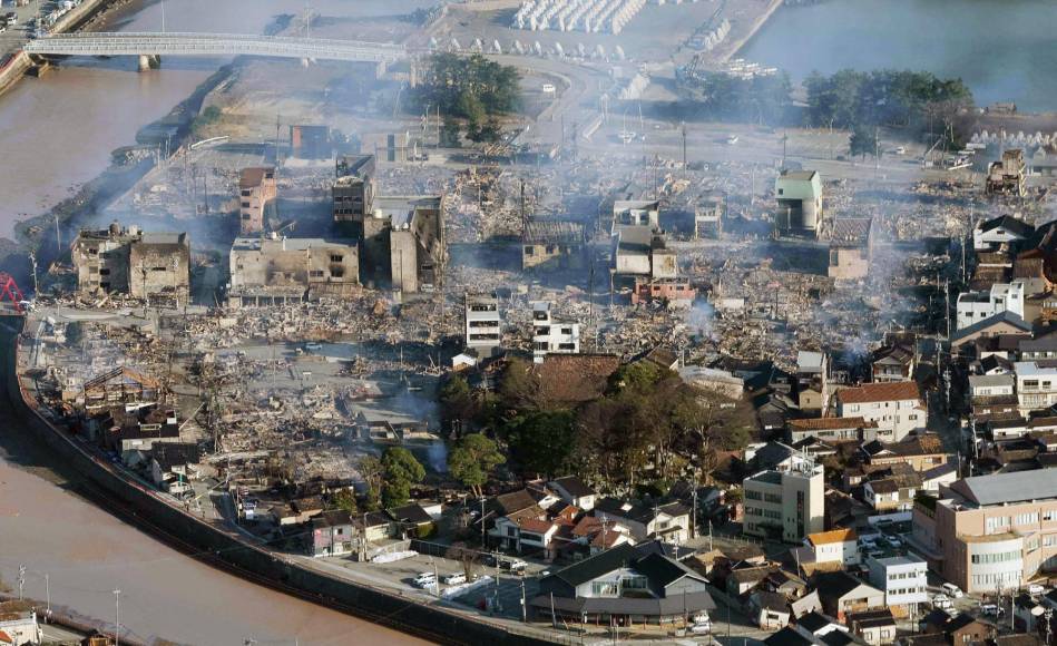 Tomas aéreas mostraron la devastación de un incendio en el puerto de Wajima, donde colapsó un edificio de siete pisos.