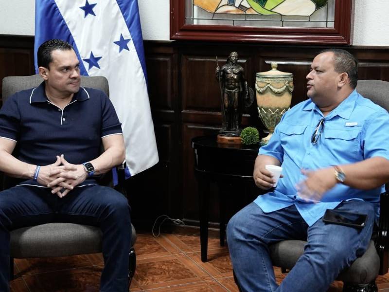Tomás Zambrano, presidente del Congreso Nacional, y Fernando Gómez,, el alcalde del municipio de El Porvenir, Atlántida.