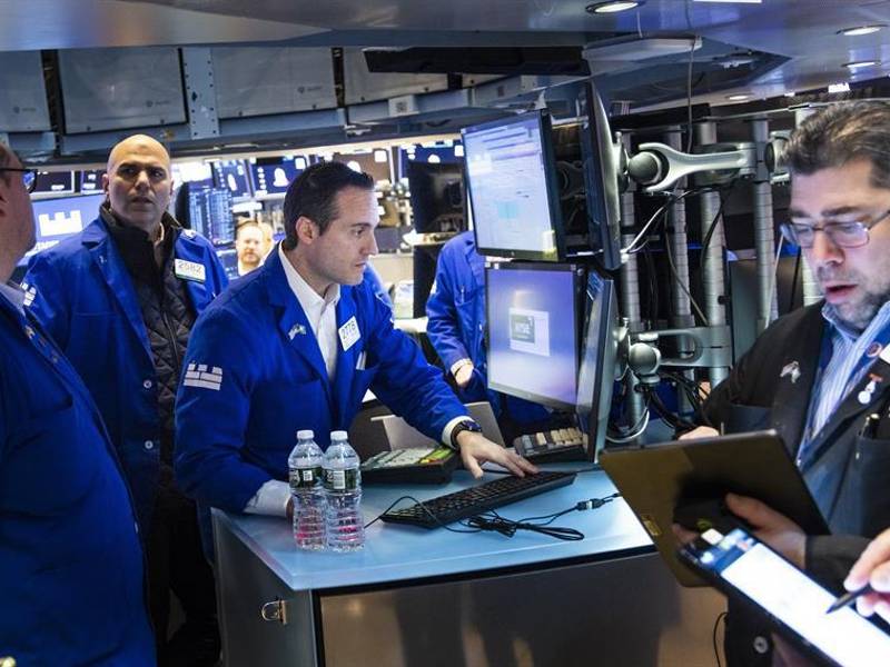 El euro caía ante el billete verde (-0,36% a 1,0507 dólares por euro).