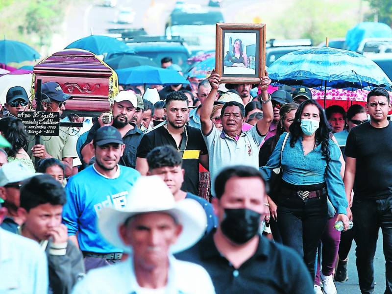 En una masiva caravana llevaron el cuerpo de Ana Hernández (de 32 años), acompañada de familiares y amigos.