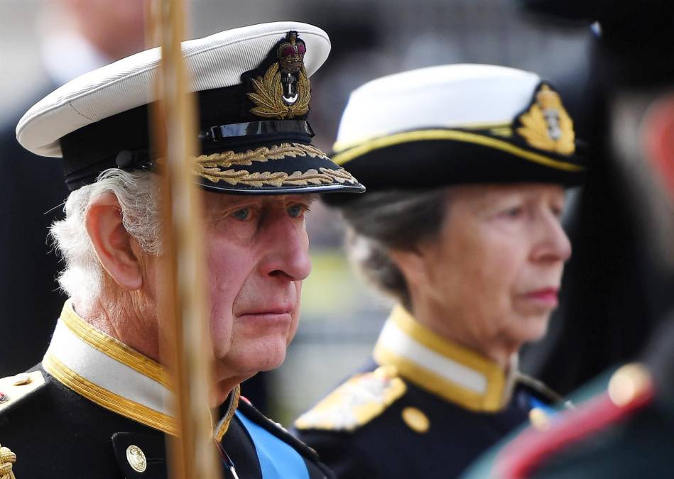 El rey Carlos III y sus tres hermanos, la princesa Ana y los príncipes Andrés y Eduardo, así como los príncipes Guillermo y Enrique, nietos de Isabel II, caminaron junto al féretro. Los príncipes Jorge y Carlota desfilaron asimismo al lado de sus padres, los príncipes de Gales.