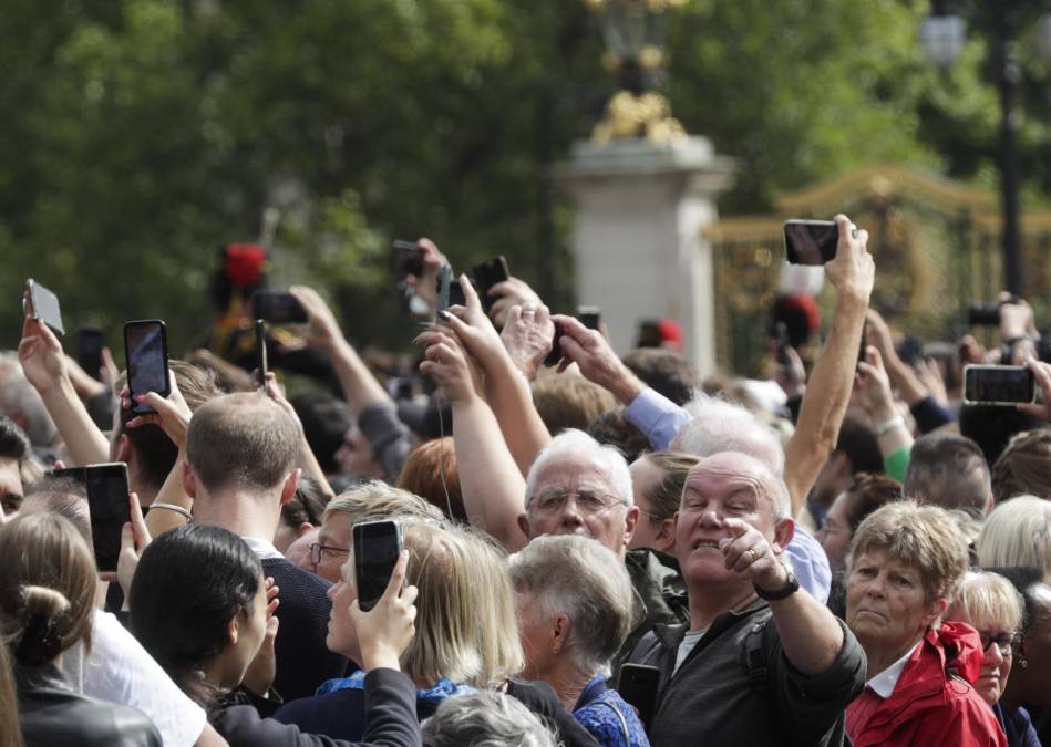 A mediodía de hoy, las campanas de los principales templos religiosos del país sonaron en memoria de Isabel II, seguidas de 96 salvas de cañón, una por cada año de su vida, disparadas en Londres, Cardiff, Edimburgo, Belfast, Plymouth o Gibraltar.