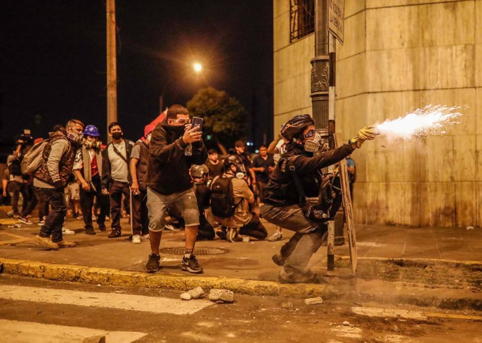 A raíz de la convulsión social, el Gobierno decretó el lunes el estado de emergencia por 60 días en siete provincias del departamento sureño de Apurímac, epicentro de las protestas que piden la destitución de la presidenta Dina Boluarte .