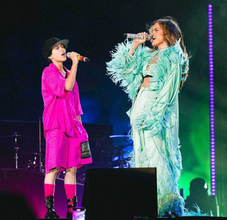 “La última vez que actuamos ‘juntos’ fue en un gran estadio como este, y les pido que canten conmigo todo el tiempo, pero no lo hacen”, dijo López en el escenario.