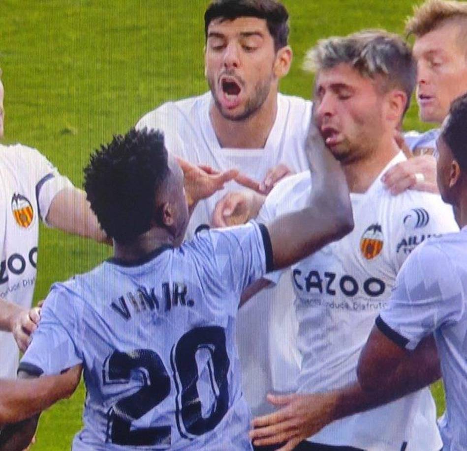 Momento del codazo de Vinicius al delantero Hugo Duro del Valencia.
