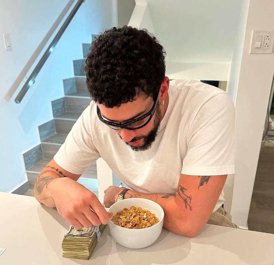 Benito Antonio Martínez Ocasio, conocido popularmente como Bad Bunny tiene un estilo único que mezcla reguetón, trap latino y otros géneros musicales como el pop, rock y hasta géneros tradicionales de su tierra.