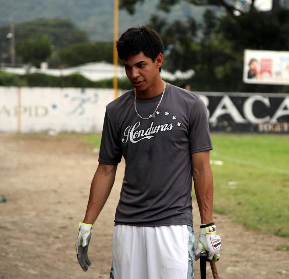 Mauricio es una atleta completo. Cuando estaba en el colegio jugaba básquetbol, voleibol, béisbol, fútbol, hacía natación, hacía atletismo, entonces esa es la versatilidad que tiene como atleta.