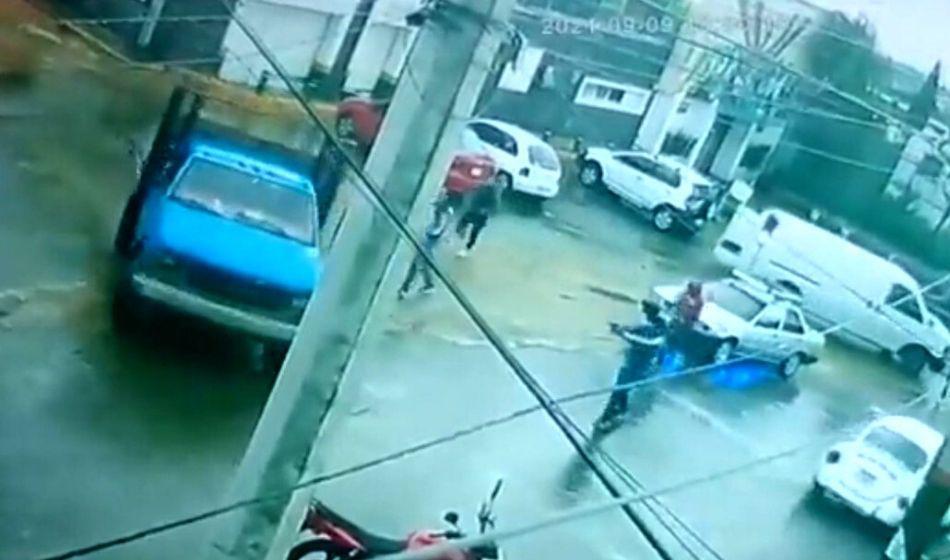 VIDEO: Conductor de camioneta logra escapar de un comando armado