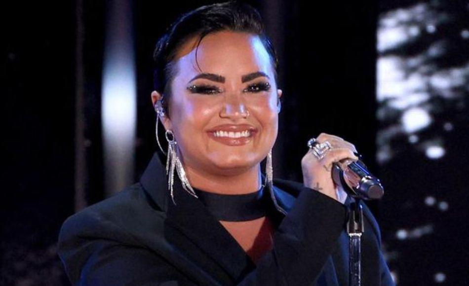Lovato utiliza ambos pronombres ahora, según su cuenta de Instagram. También ha dicho que se identifica como queer y pansexual.