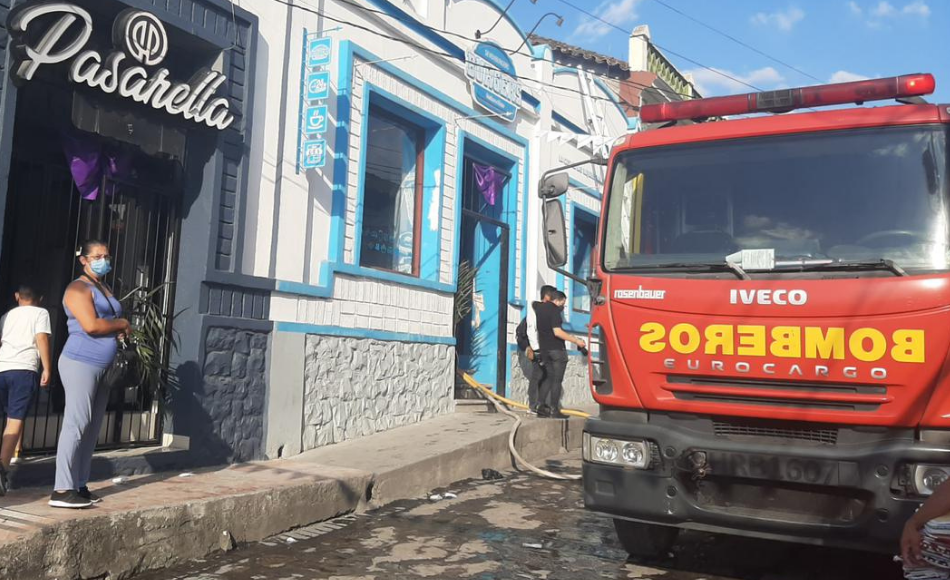 Establecimientos comerciales arden en llamas en el centro de San Rosa de Copán