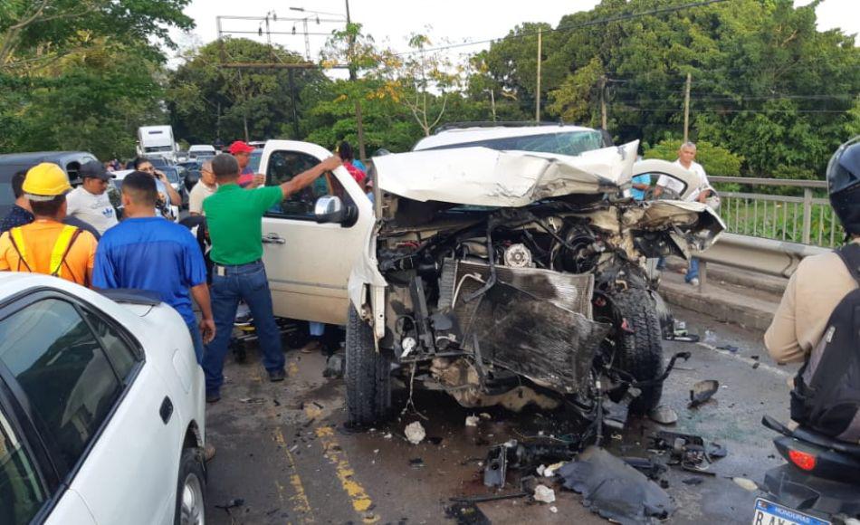Aparatoso accidente deja varios heridos en La Ceiba