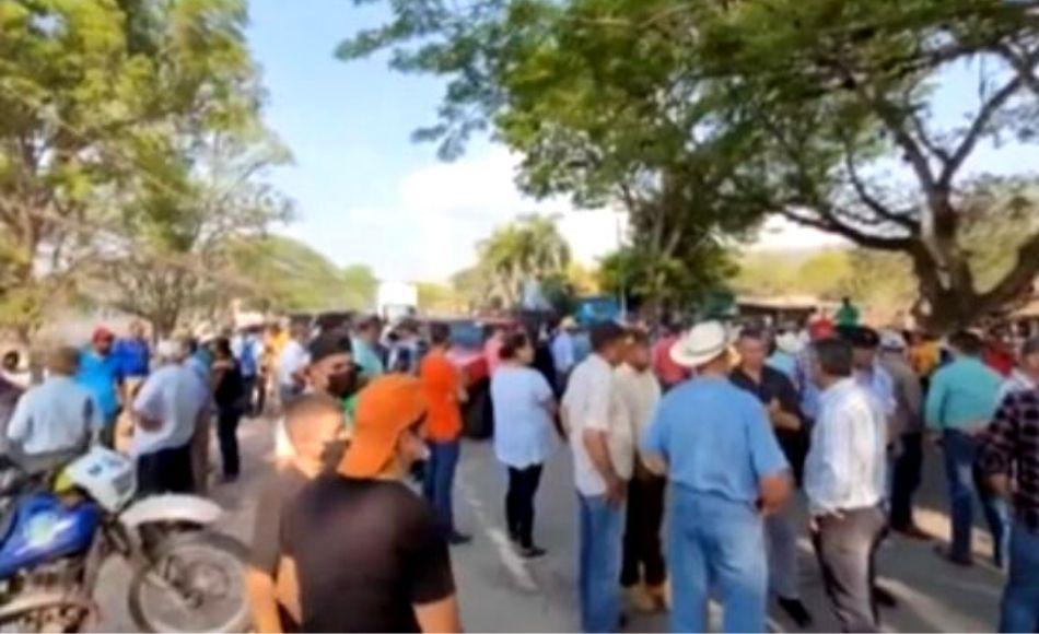 Productores de leche protestan en plantas procesadoras en Olancho