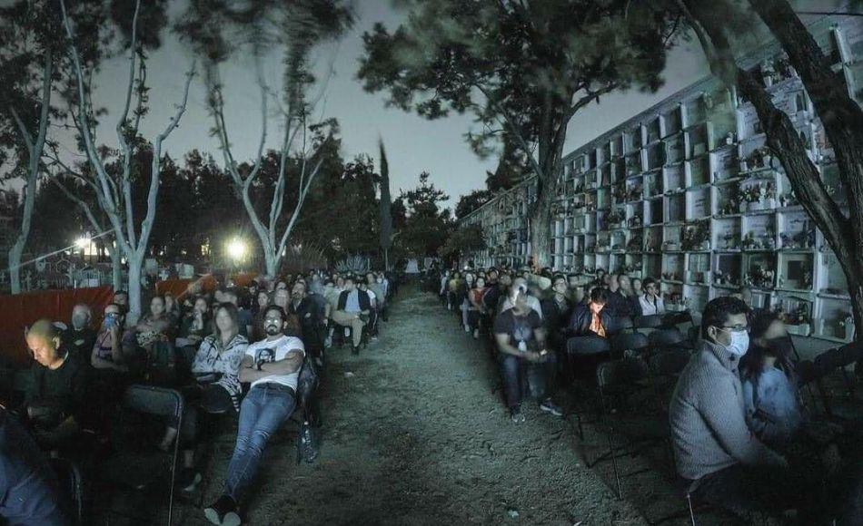 El panteón San Nicolas, en León, se convirtió en la sala de cine de cientos de espectadores, entre tumbas y gavetas tomaron asiento en sillas de plástico para disfrutar de la proyección aún en medio de la oscuridad.