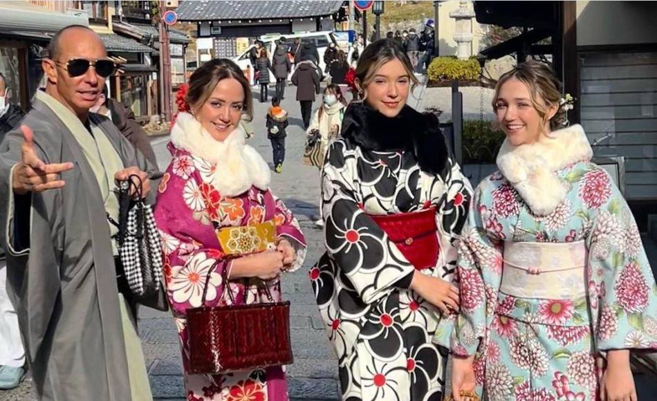 En enero, Andrea viajó con Erik y sus hijas a Japón. La familia compartió hermosas postales de su viaje y nadie sospechaba que pasaba había una crisis en la famosa pareja. 