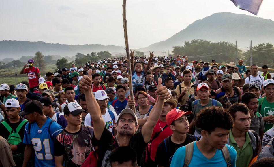Caravana de 4,000 migrantes se instala fuera de aduana del sur de México
