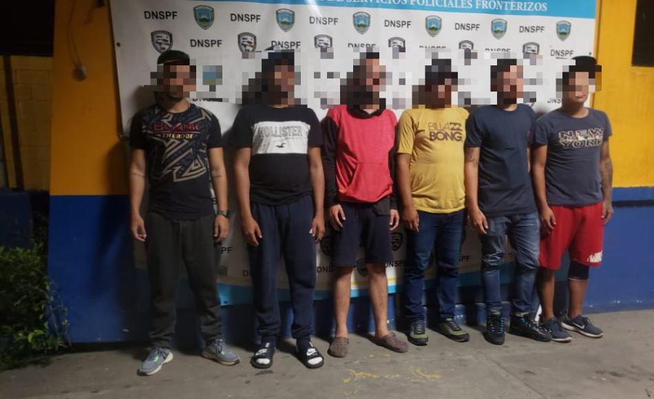 Detienen a 6 migrantes en la frontera de Honduras con Guatemala