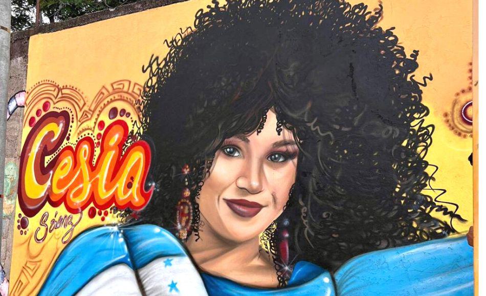 Artista hondureño pinta mural en honor a Cesia Sáenz de La Academia