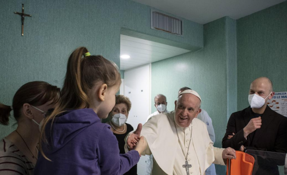 El papa visitó a los niños ucranianos hospitalizados en el Bambino Gésu