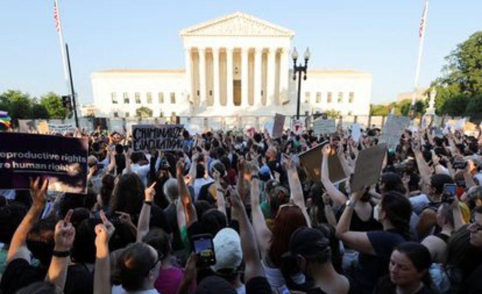 Cientos de manifestantes piden ante el Supremo aborto libre en todo EEUU