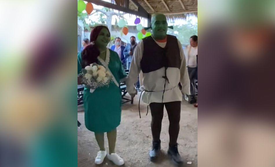 En los clips de la usuaria se puede observar cómo ella asistió vestida de Fiona con el icónico vestido verde y hasta el pelo rojizo con todo y tiara, mientras el novio se caracterizó de Shrek.