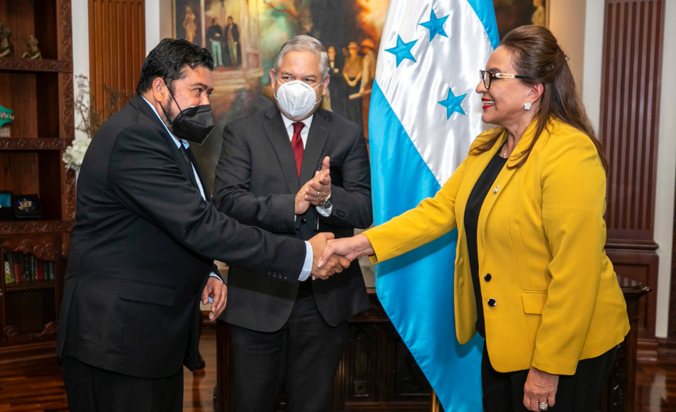 Designan al escritor Roberto Quesada nuevo embajador de Honduras ante la OEA