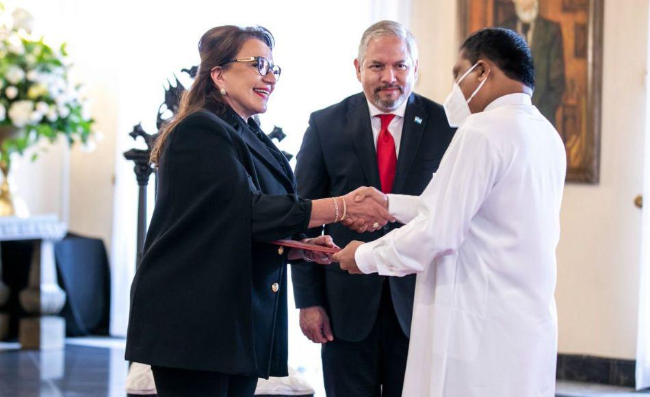 Xiomara Castro recibe las credenciales de los embajadores de Belice, Nicaragua y Sri Lanka
