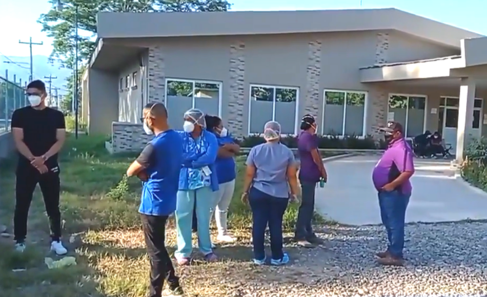 Personal de sala covid protesta tras 6 meses sin recibir salario en Olanchito