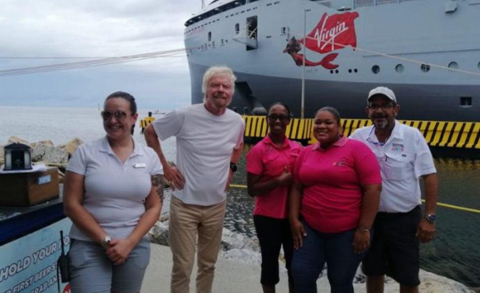 Él es Richard Branson, el multimillonario de la compañía Virgin Group que llegó a Honduras