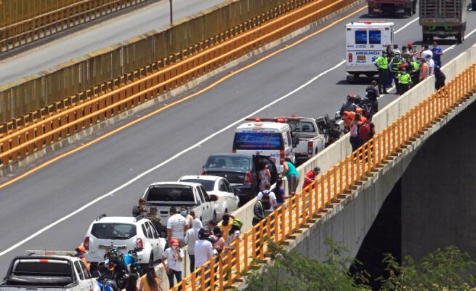 Hombre perseguido por la policía salta a un río desde un puente de 17 metros