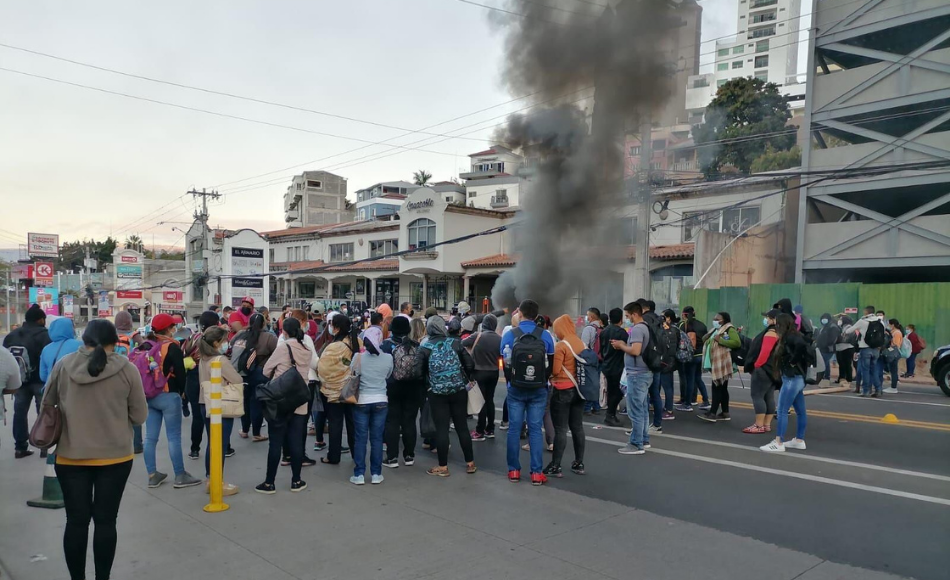 Maestros interinos protestan frente a Casa Presidencial exigiendo permanencia laboral