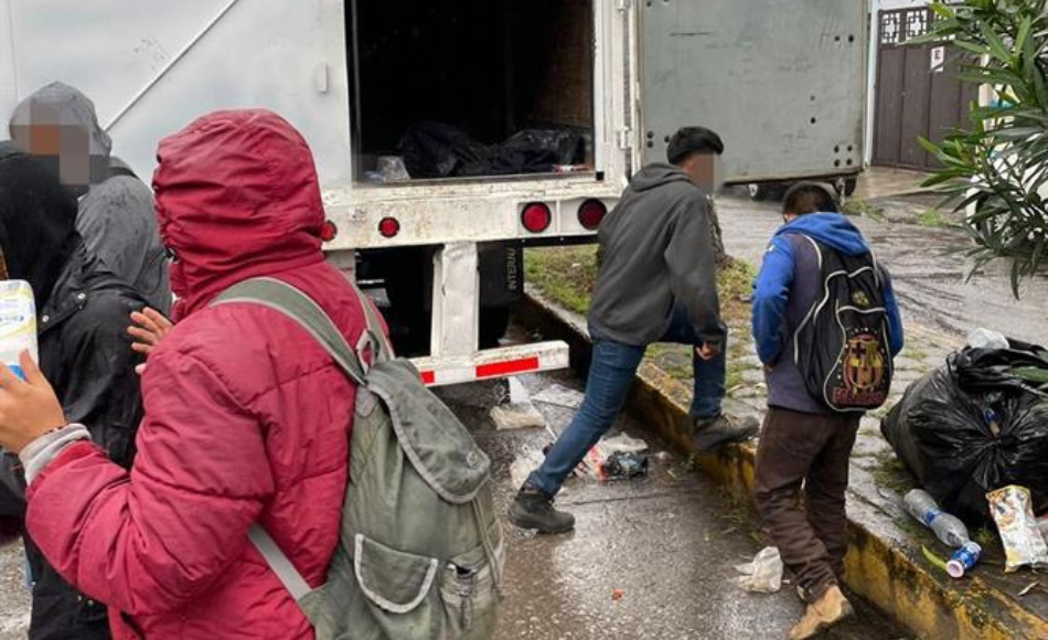 Más de 300 migrantes son hallados hacinados en un tráiler en el sur de México