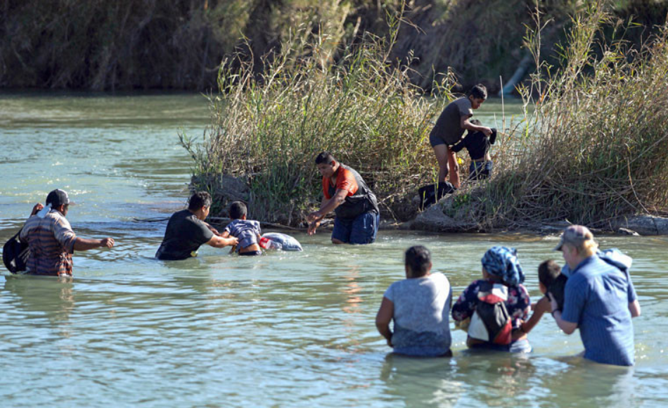 Muere recién nacido en brazos de madre hondureña tras cruzar el río Grande en México