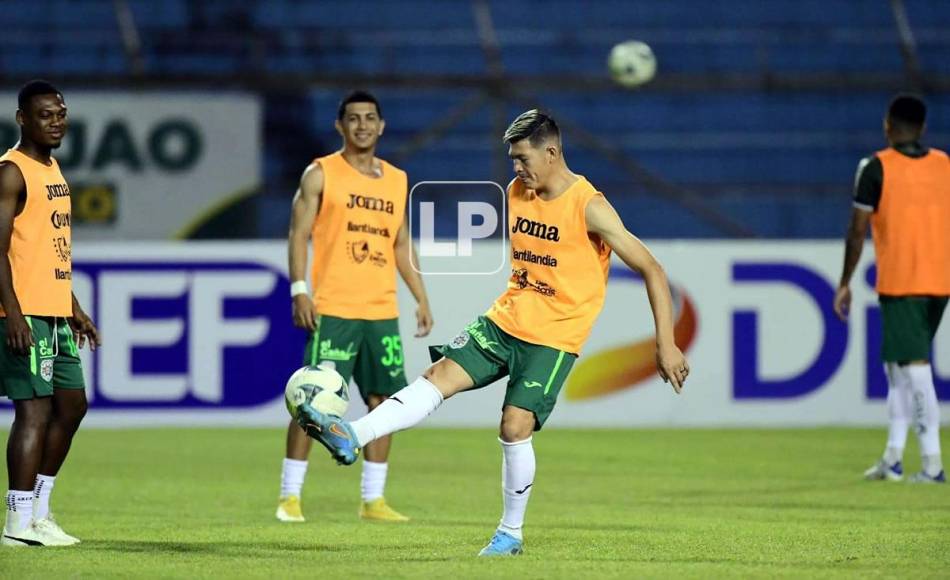 Francisco Martínez controlando el balón durante el calentamiento del Marathón previo al partido contra el Victoria.