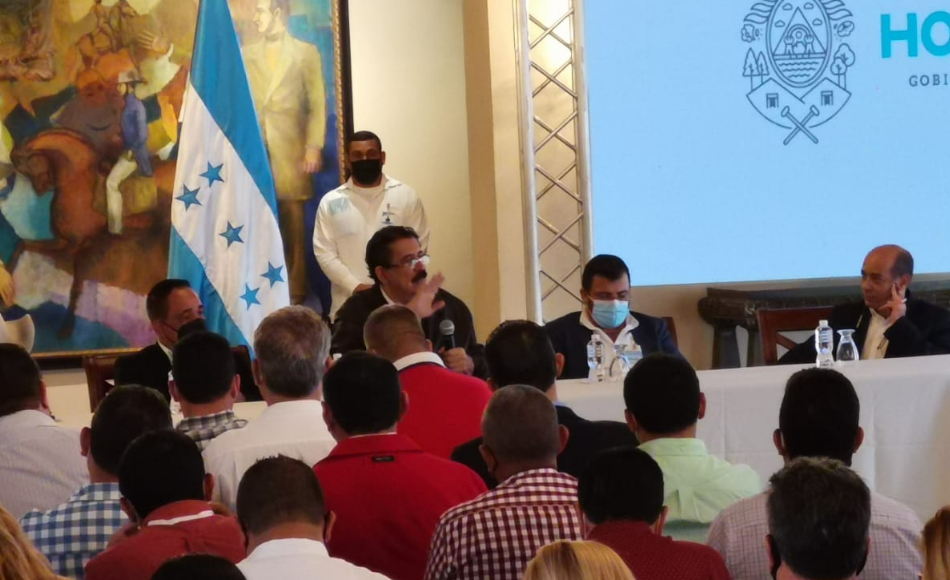 Manuel Zelaya se reúne con alcaldes liberales de Honduras