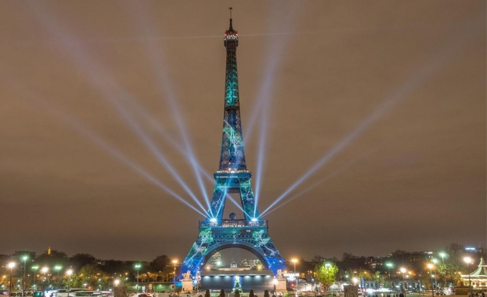 La Torre Eiffel se ilumina de azul para celebrar la presidencia gala de la UE