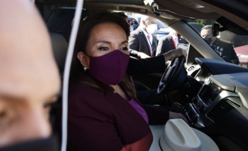 Xiomara Castro asume presidencia de una Honduras pobre y migrante