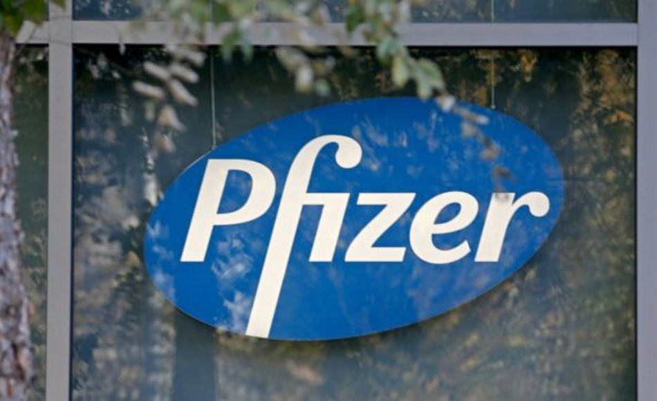 Pfizer cree que síntomas de ómicron son más leves, pero es más transmisible