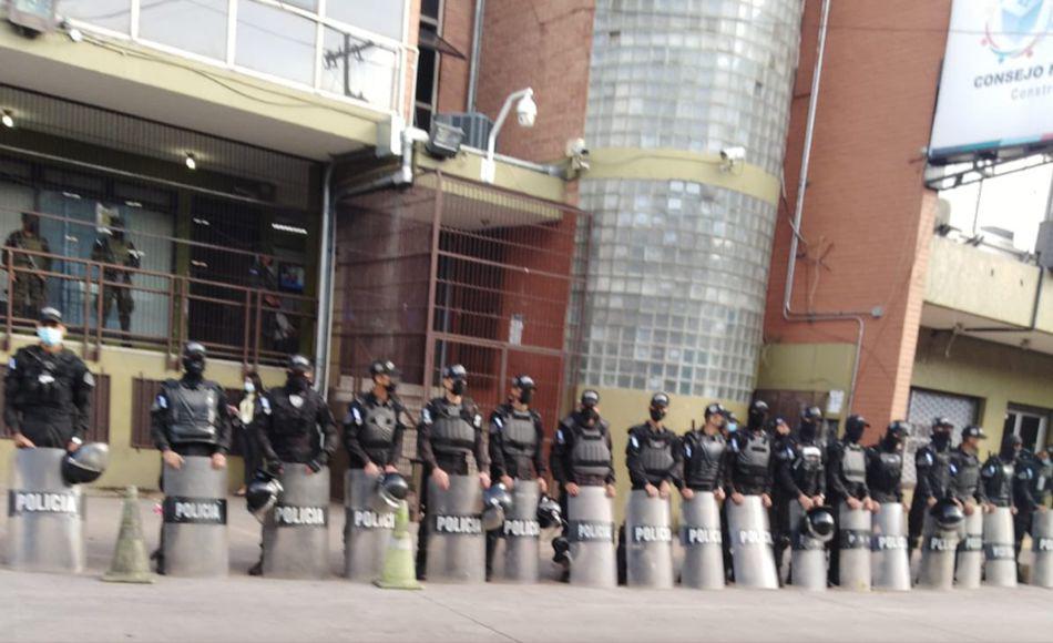 Antimotines resguardan el CNE tras anuncio de protestas por no inscripción de Roberto Contreras