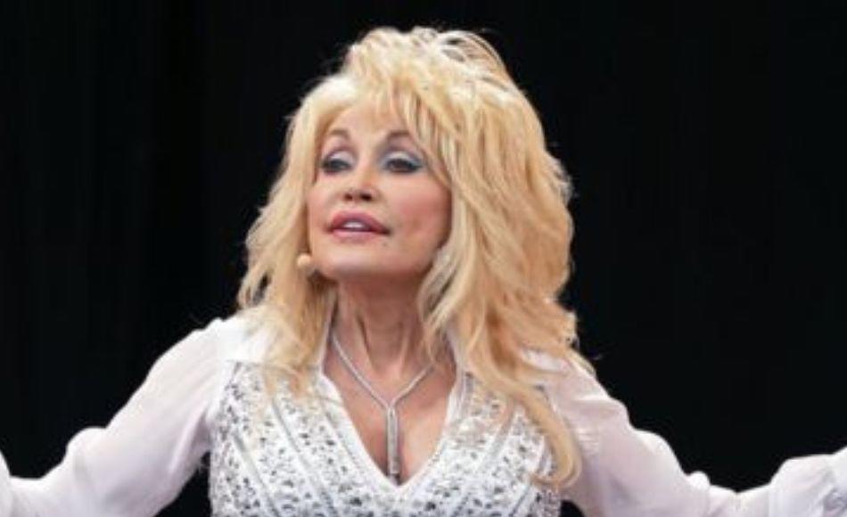 Dolly Parton: La cantante estadounidense ha enfrentado infinitas burlas acerca de sus operaciones en todo el cuerpo, en el que resalta las de su cara. Ella aseguró que su particular belleza es similar al atractivo de las chicas del campo durante una entrevista.