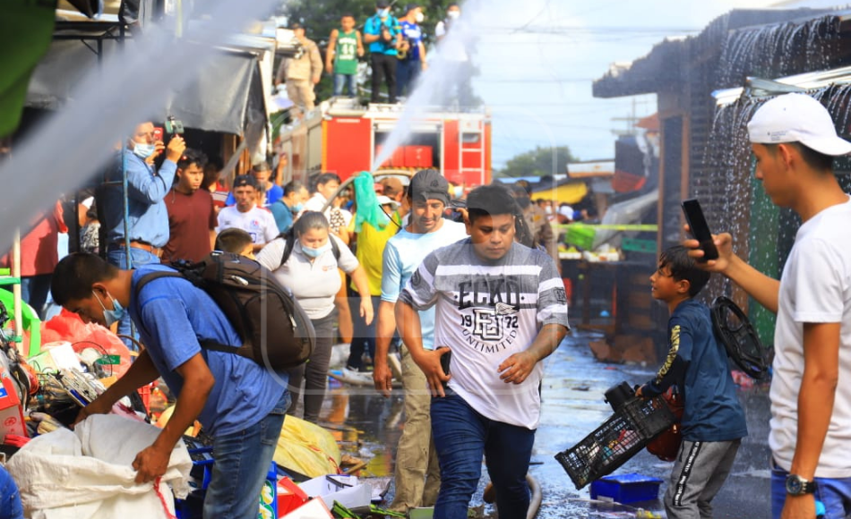 Impactantes imágenes del incendio que consumió varios negocios en el centro de San Pedro Sula