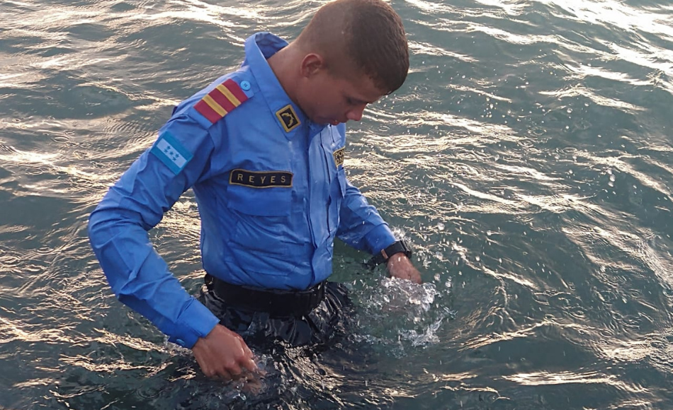 Estudiante de la Anapo salva a niña de morir ahogada en Omoa